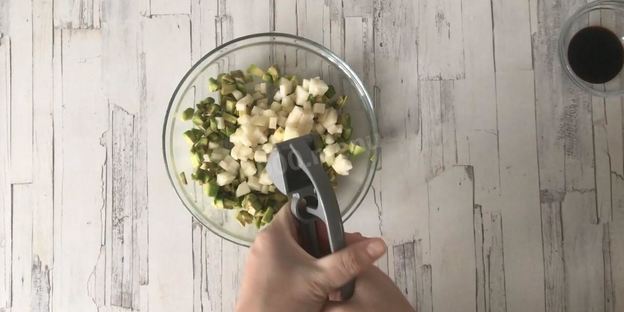 брускетта с авокадо и грушей