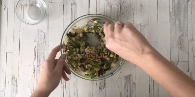 брускетта с авокадо и грушей