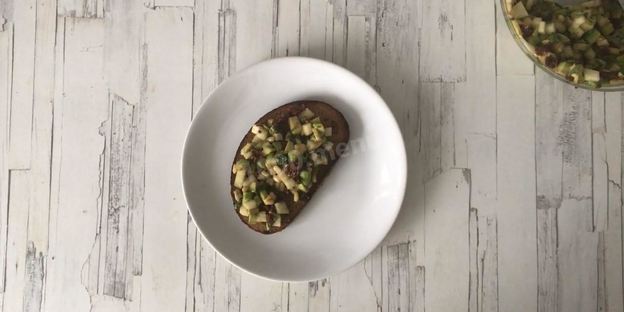 брускетта с авокадо и грушей