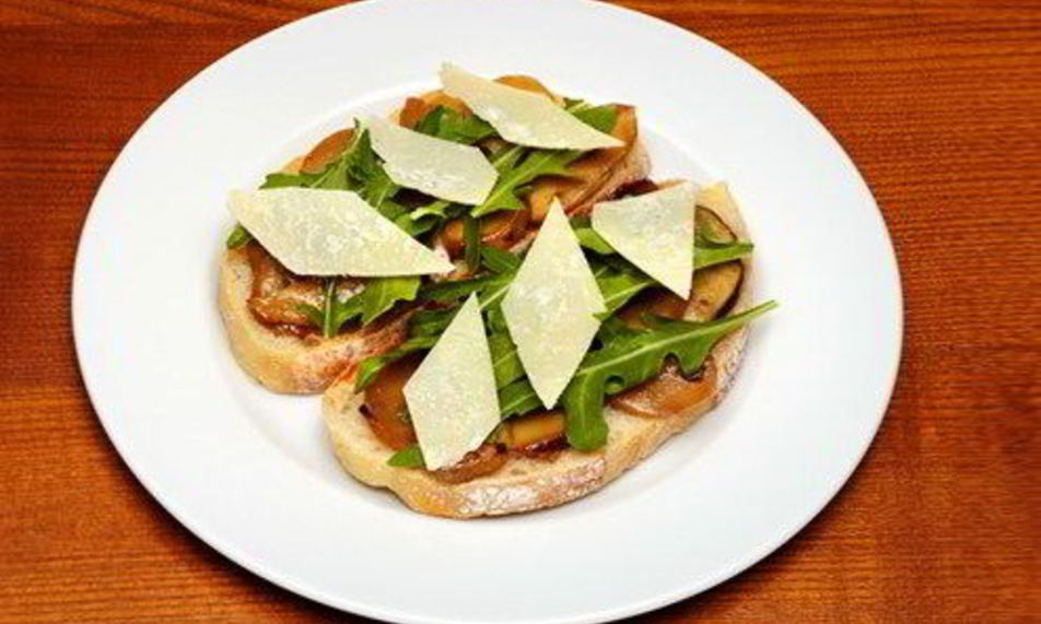 Рецепт брускетты с белыми грибами и рукколой