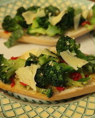 Брускетта с брокколи, чили и чесноком