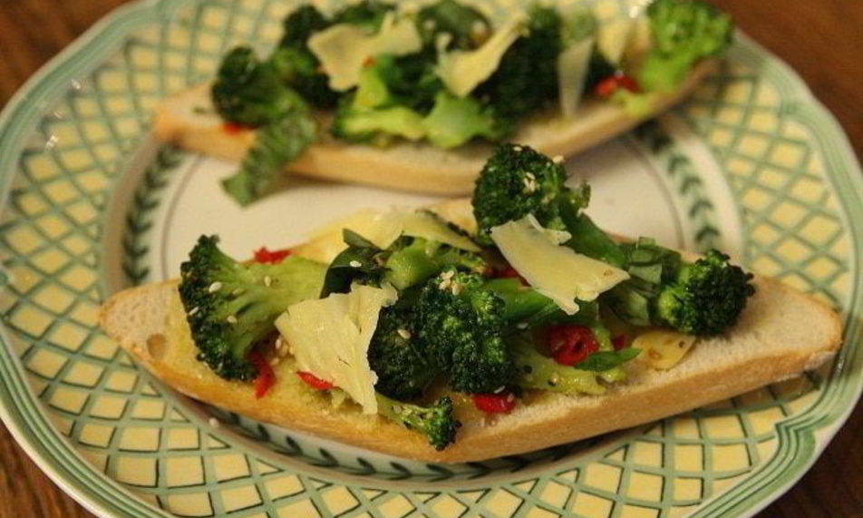 Рецепт брускетты с брокколи, чили и чесноком