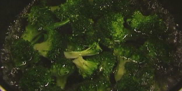 брускетта с брокколи, чили и чесноком