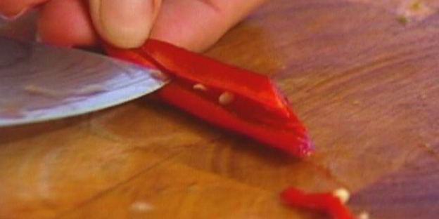 брускетта с брокколи, чили и чесноком