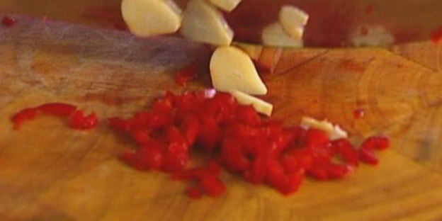 брускетта с брокколи, чили и чесноком