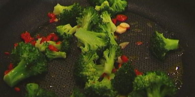 брускетта с брокколи, чили и чесноком