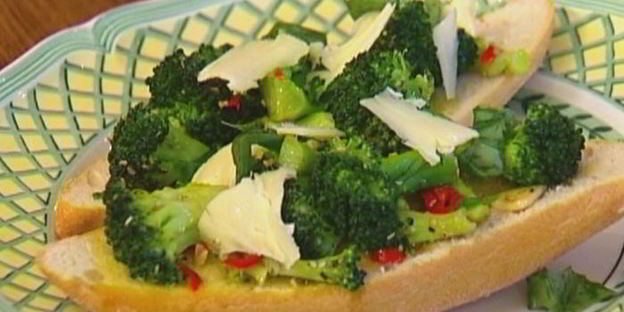 брускетта с брокколи, чили и чесноком