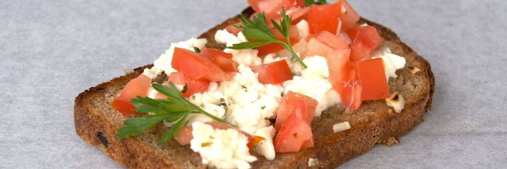 Брускетта с черным хлебом и песто
