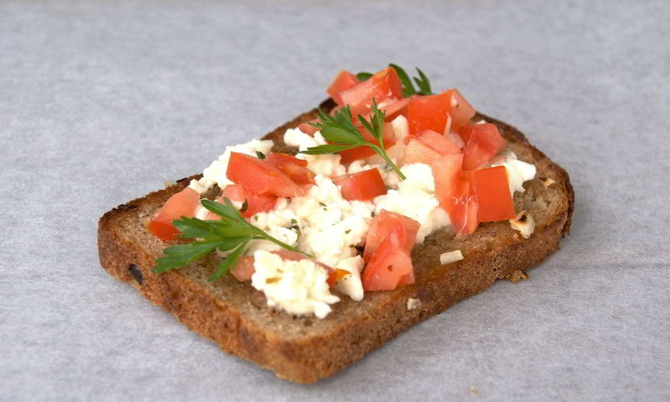 Рецепт брускетты с черным хлебом и песто