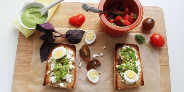 брускетта с домашним соусом песто