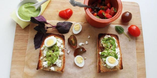 брускетта с домашним соусом песто