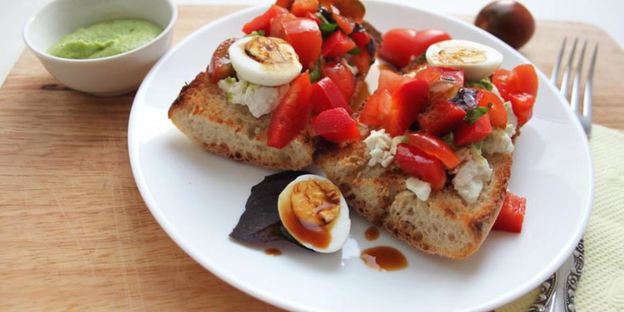 брускетта с домашним соусом песто