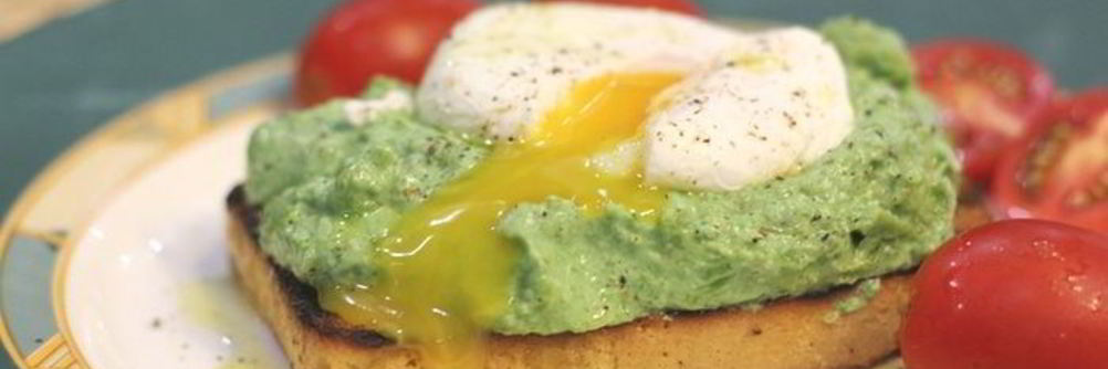 Брускетта с фасолью и яйцом пашот