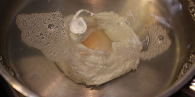 брускетта с фасолью и яйцом пашот