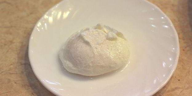 брускетта с фасолью и яйцом пашот