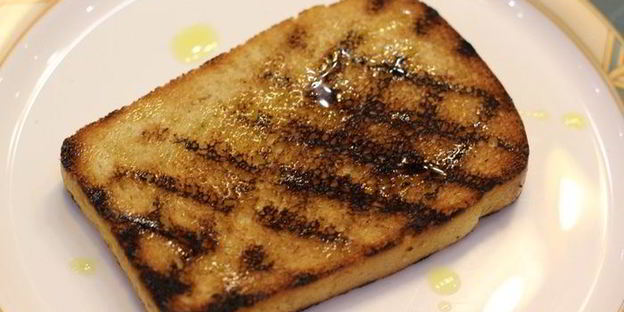 брускетта с фасолью и яйцом пашот