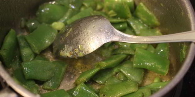 брускетта с фасолью и яйцом пашот