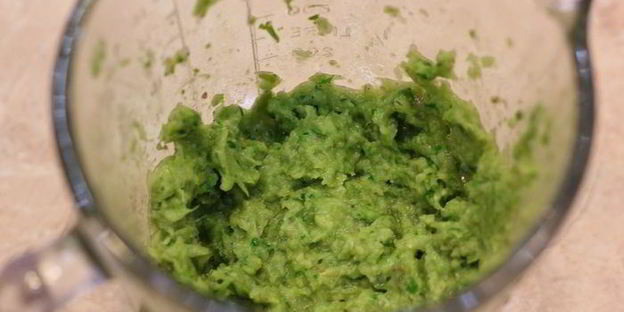 брускетта с фасолью и яйцом пашот