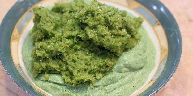 брускетта с фасолью и яйцом пашот