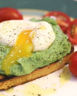 Брускетта с фасолью, рикоттой, шпинатом и яйцом-пашот