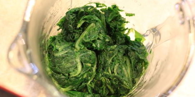 брускетта с фасолью, рикоттой, шпинатом и яйцом-пашот