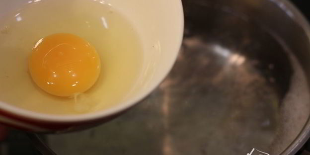 брускетта с фасолью, рикоттой, шпинатом и яйцом-пашот