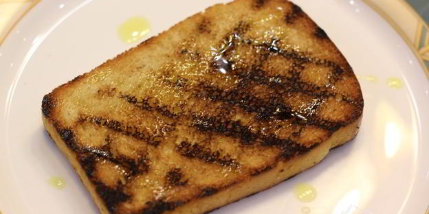 брускетта с фасолью, рикоттой, шпинатом и яйцом-пашот