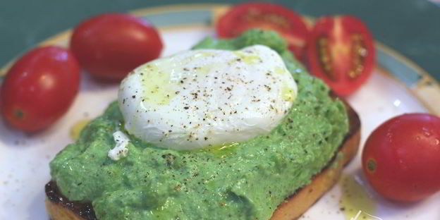 брускетта с фасолью, рикоттой, шпинатом и яйцом-пашот