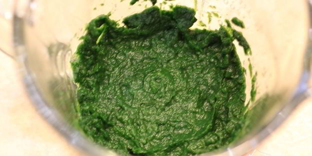 брускетта с фасолью, рикоттой, шпинатом и яйцом-пашот