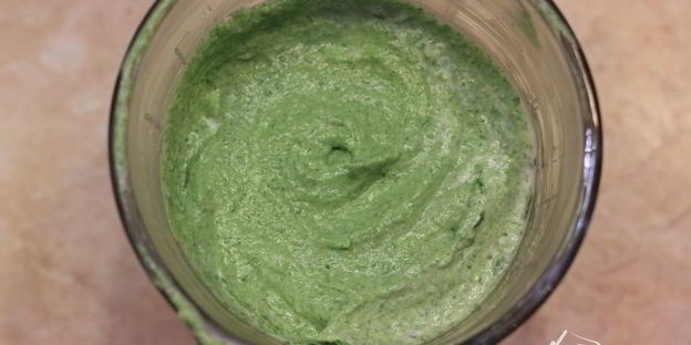 брускетта с фасолью, рикоттой, шпинатом и яйцом-пашот