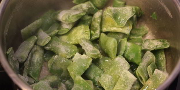 брускетта с фасолью, рикоттой, шпинатом и яйцом-пашот