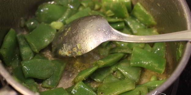 брускетта с фасолью, рикоттой, шпинатом и яйцом-пашот