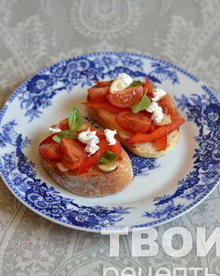 Брускетта с фетой, базиликом и овощами