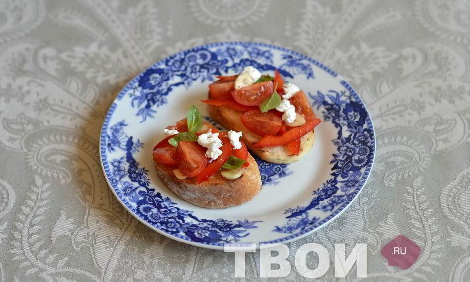 Рецепт брускетта с фетой, базиликом и овощами