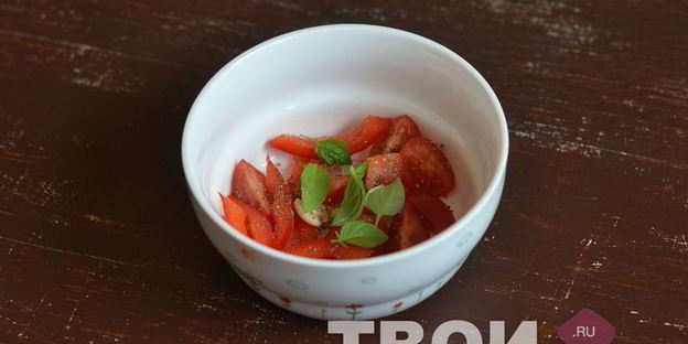 брускетта с фетой, базиликом и овощами