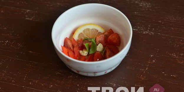 брускетта с фетой, базиликом и овощами