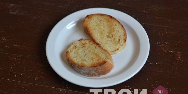 брускетта с фетой, базиликом и овощами