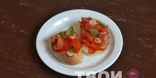 брускетта с фетой, базиликом и овощами