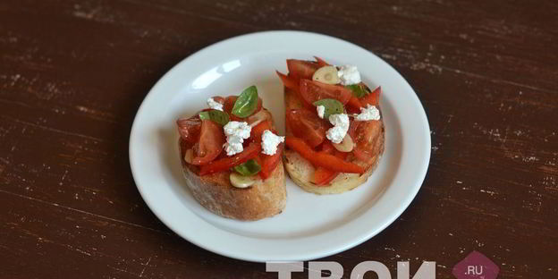 брускетта с фетой, базиликом и овощами