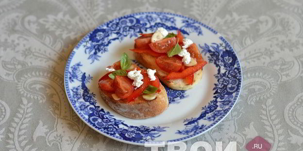 брускетта с фетой, базиликом и овощами