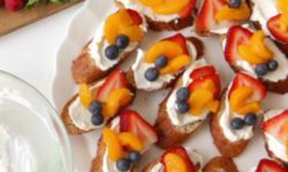 Рецепт брускетты с фруктами