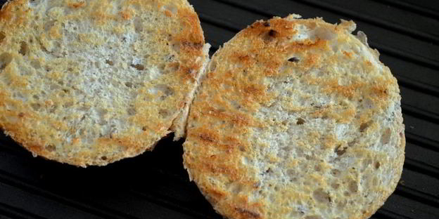 брускетта с горбушей и фасолью