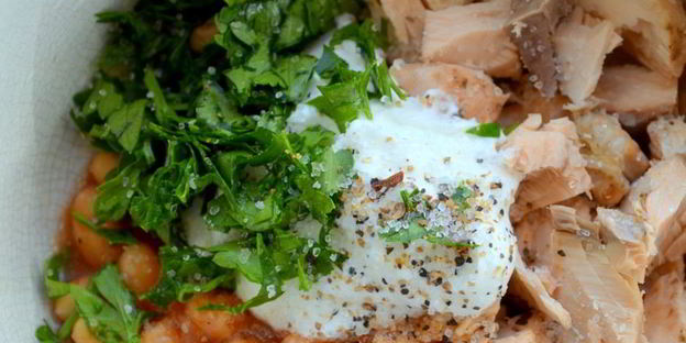 брускетта с горбушей и фасолью