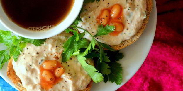 брускетта с горбушей и фасолью