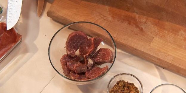 брускетта с говядиной и пармской ветчиной