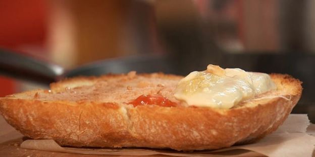 брускетта с говядиной и пармской ветчиной