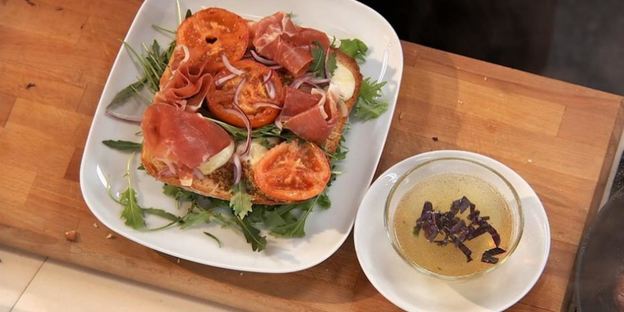 брускетта с говядиной и пармской ветчиной