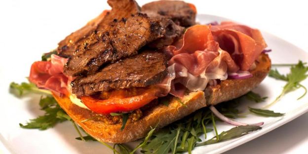 брускетта с говядиной и пармской ветчиной