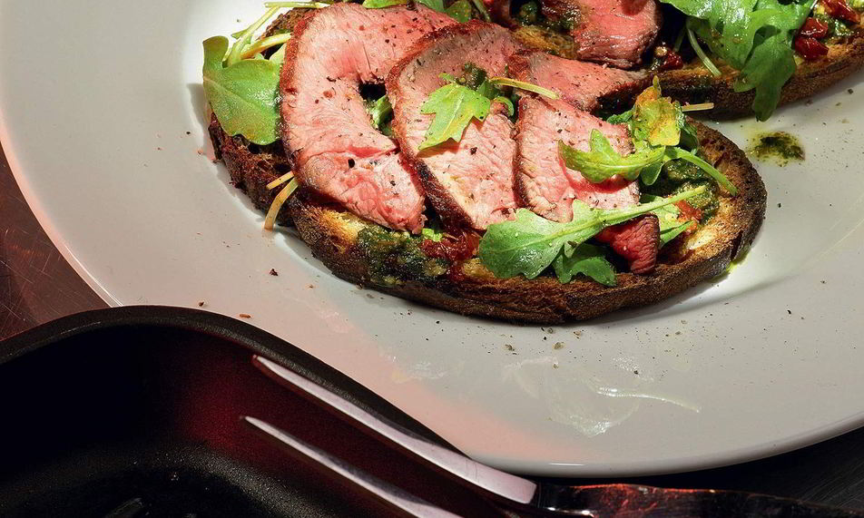 Рецепт брускетты с говядиной, томатами и песто