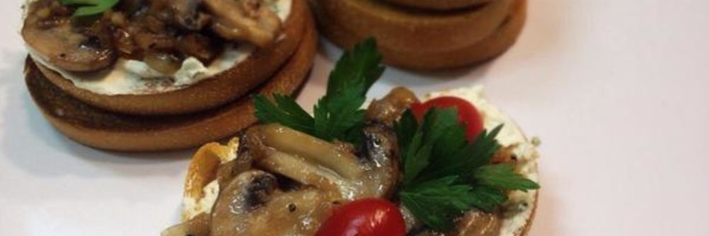 Брускетта с грибами и козьим сыром